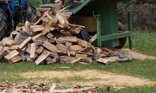 Quelle fendeuse de bûches choisir pour couper son bois de chauffage ?