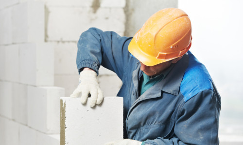 Casques de chantier et Casquettes de sécurité : Guide des normes EPI pour la protection de la tête