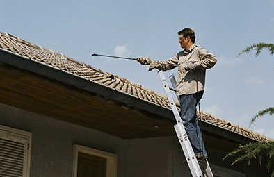 Nettoyer une toiture avec un nettoyeur haute pression