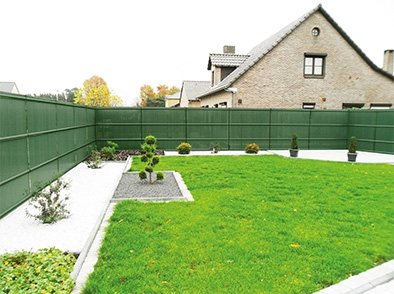 Séparez votre jardin en deux avec une clôture rigide