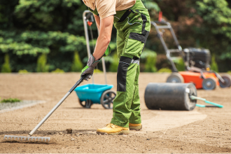 Préparation du sol avant semis de gazon sur terrain meuble