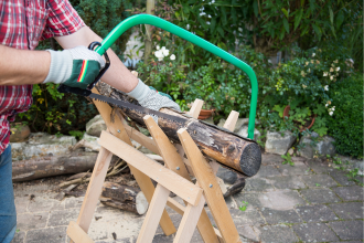 Sciage de bûche sur chevalet